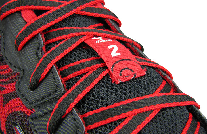Плоские шнурки над язычком кроссовок Hitogami.