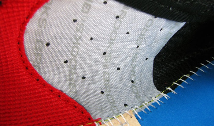 Дополнительный слой ткани со стороны свода стопы.